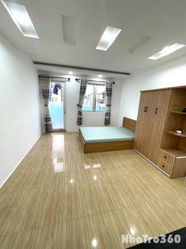 CĂN STUDIO BAN CÔNG THANG MÁY 40M2 QUẬN 4