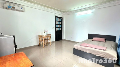 Căn hộ cửa sổ lớn full nội thất gần sân bay