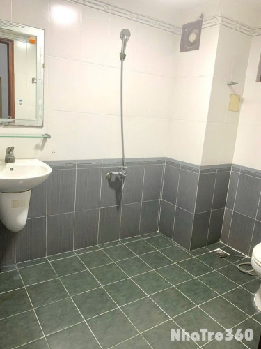 Căn hộ cửa sổ lớn full nội thất gần sân bay