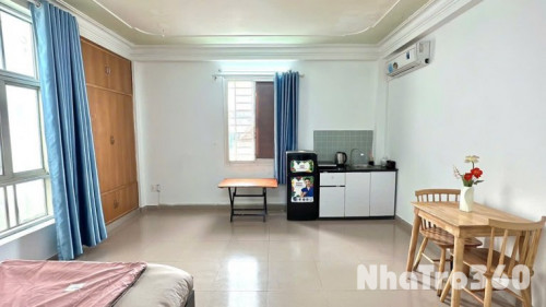 Căn hộ cửa sổ lớn full nội thất gần sân bay