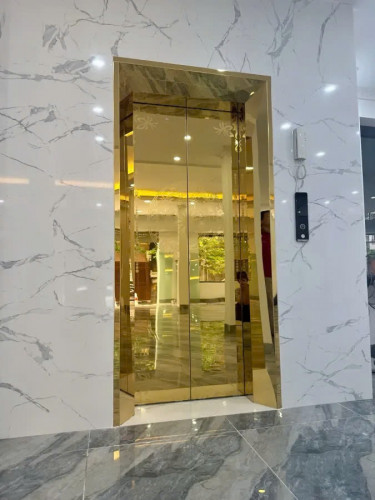 Cho thuê nhà mới, Hoàng Quốc Việt, thang máy; vỉa hè 124m2* 4T- 50 Tr