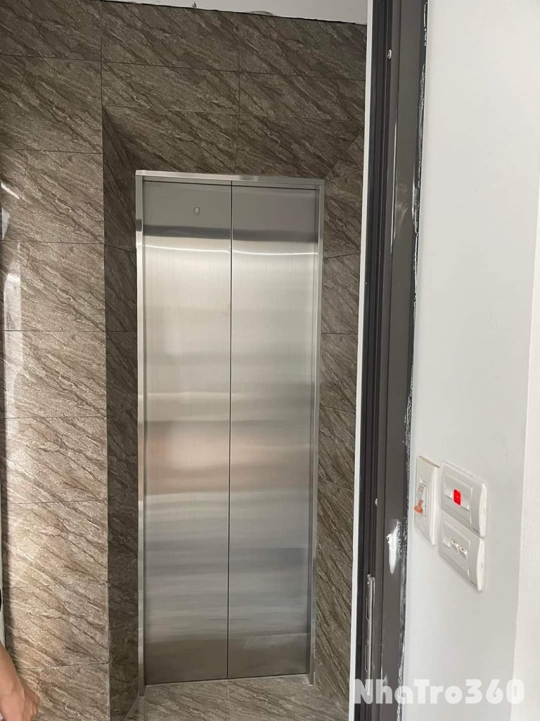 Cho thuê nhà hai cửa đi, Trúc Bạch, thang máy; vỉa hè 104m2* 4T- 31 Tr