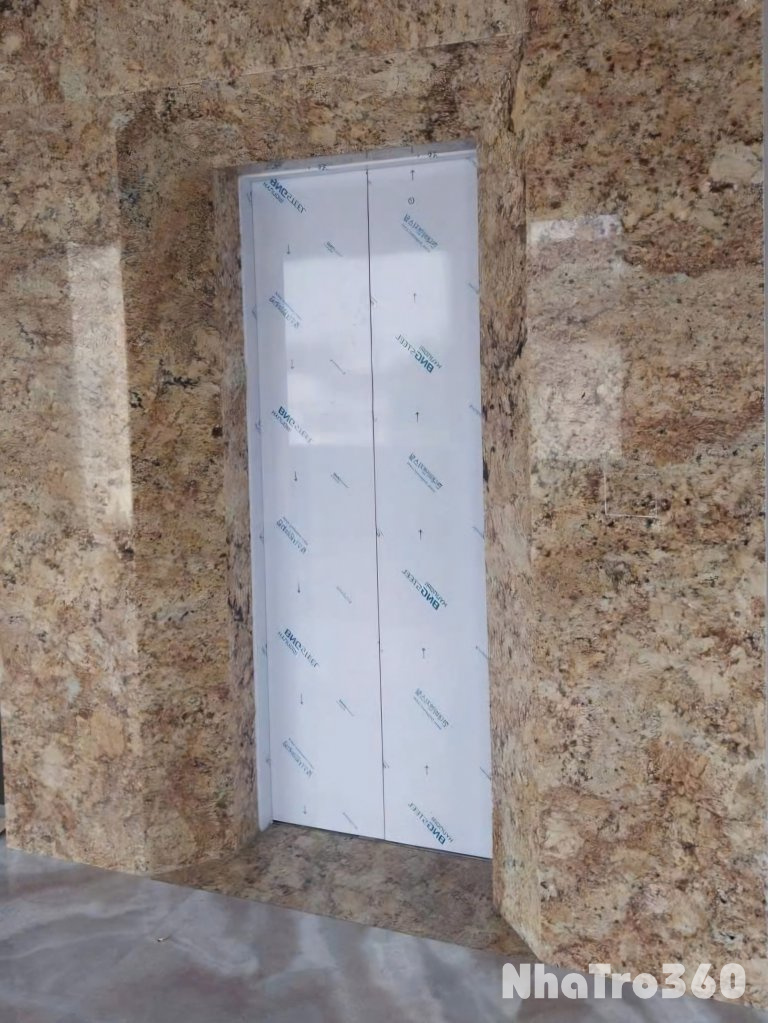 Cho thuê Nhà căn góc, mới, thang máy, 119m2_ 4T; vỉa hè, Đội Cấn-46 Tr