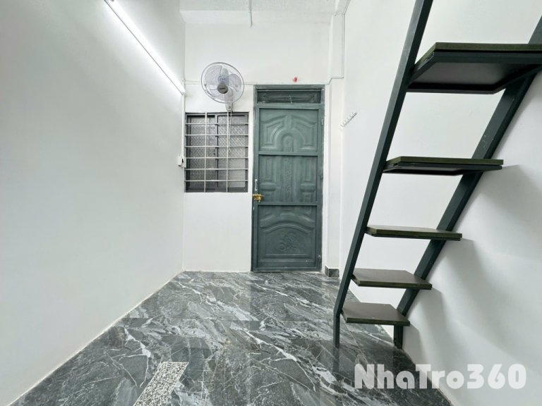 Phòng trọ sinh viên có cửa sổ trên gác