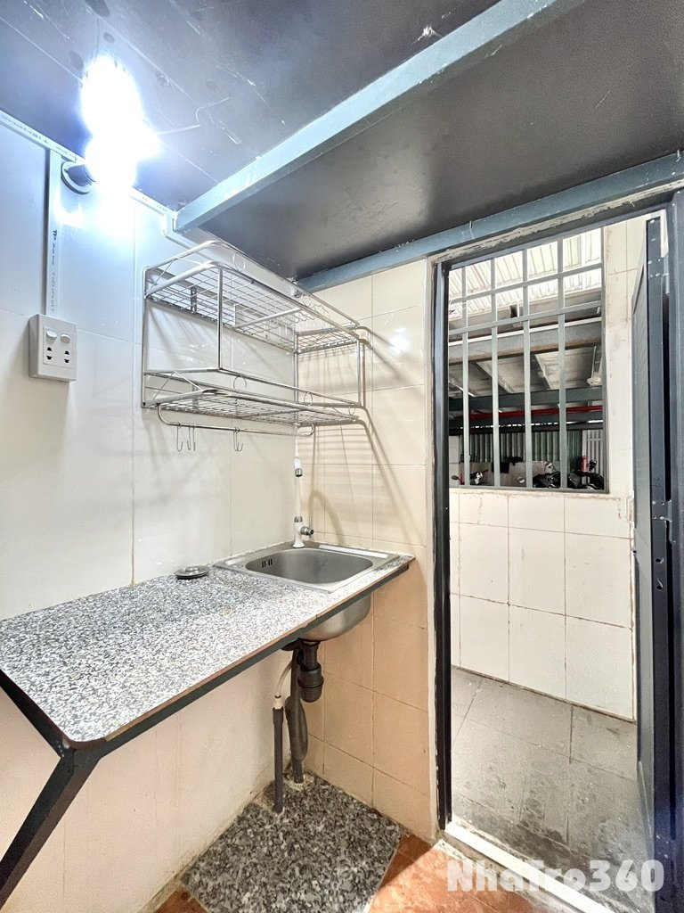 Có máy lạnh + Ban công riêng