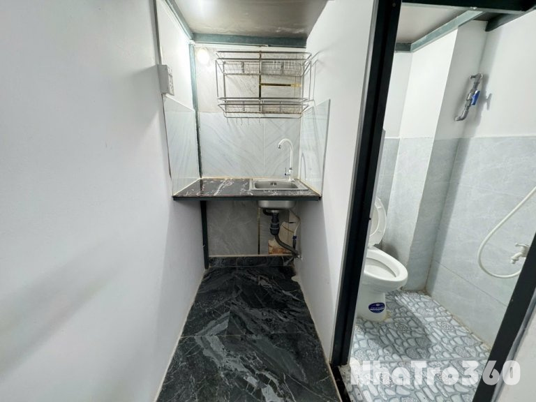 Phòng trọ sinh viên có cửa sổ trên gác