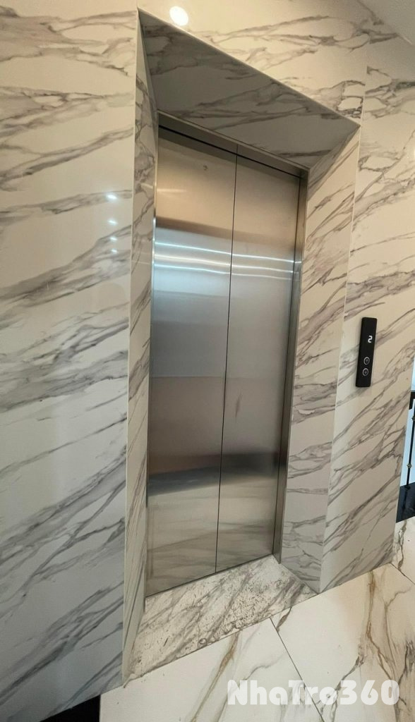 Cho thuê nhà hai cửa đi, mới, thang máy, 103m2_ 4T; vỉa hè, Lò Đúc-32 Tr