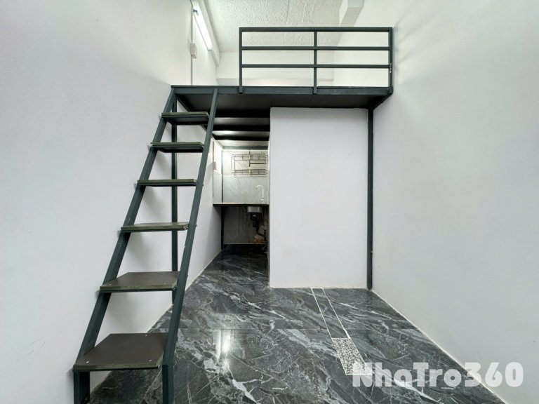 Phòng trọ sinh viên có cửa sổ trên gác