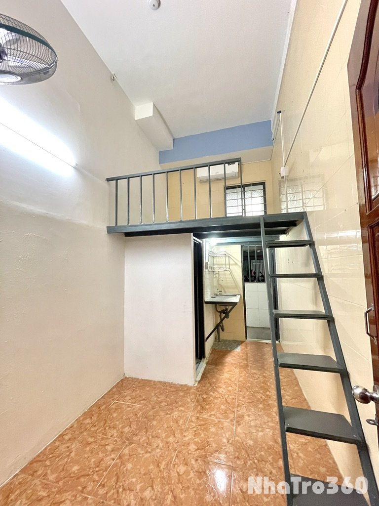 Có máy lạnh + Ban công riêng