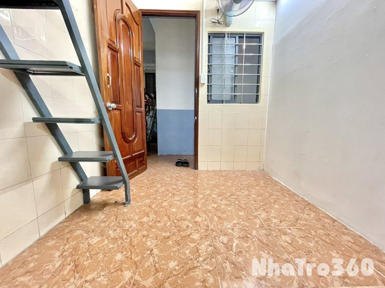 Có máy lạnh + Ban công riêng