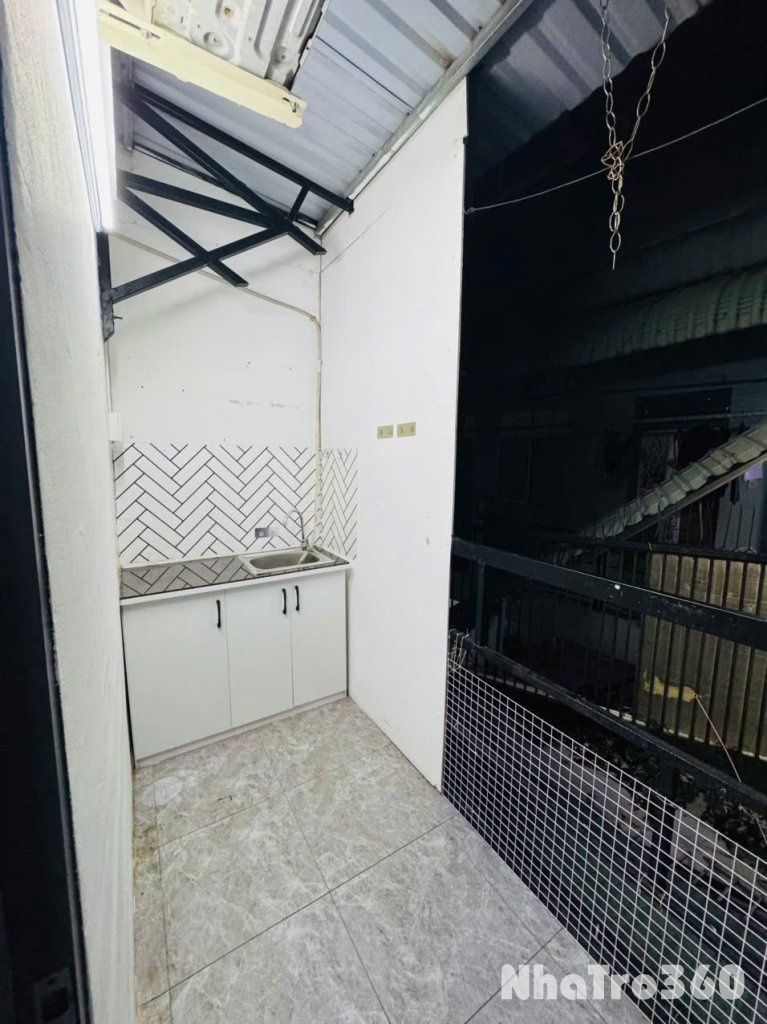 Cho thuê phòng trọ giá rẻ ban công đường Hậu Giang ngay sân bay Tân Sơn Nhất.