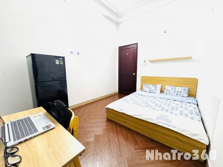 Cho thuê phòng trọ giá rẻ ban công đường Hậu Giang ngay sân bay Tân Sơn Nhất.