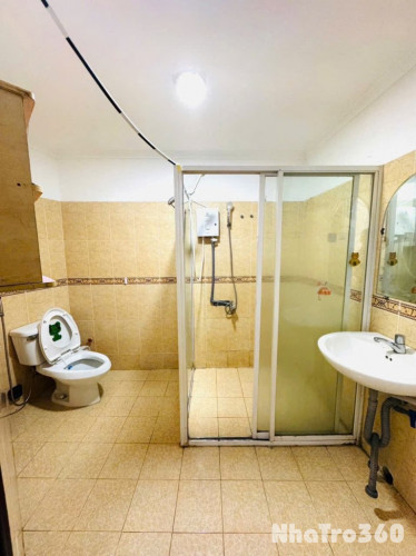 Cho thuê phòng trọ giá rẻ ban công đường Hậu Giang ngay sân bay Tân Sơn Nhất.