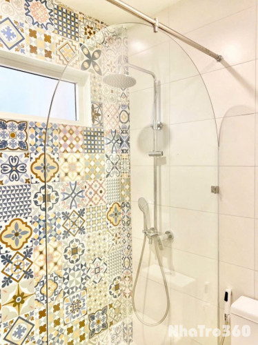 Cho thuê căn hộ ban công, Q1, Đường Huỳnh Khương Ninh, gần Chợ Tân Đinh, Công Viên Lê Văn Tám, Cầu Bông