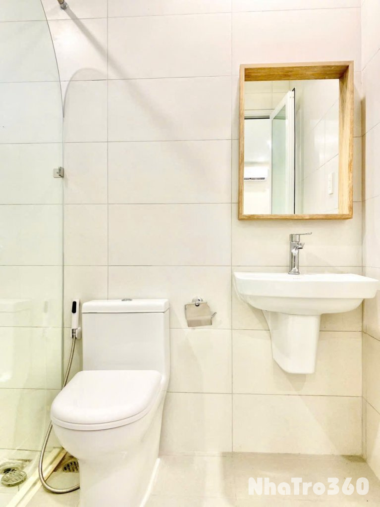 Cho thuê căn hộ ban công, Q1, Đường Huỳnh Khương Ninh, gần Chợ Tân Đinh, Công Viên Lê Văn Tám, Cầu Bông