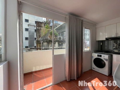 Căn hộ dịch vụ ban công tách bếp, gần chợ Bến Thành, Bitexco, phố đi bộ, công viên 23/9,...