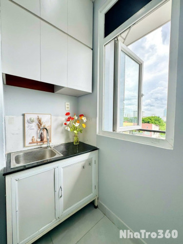 Cho thuê căn hộ ban công, Q1, đường Nguyễn Văn Cừ, gần Công Viên 23/9, cầu Nguyễn Văn Cừ, ĐH Sài Gòn