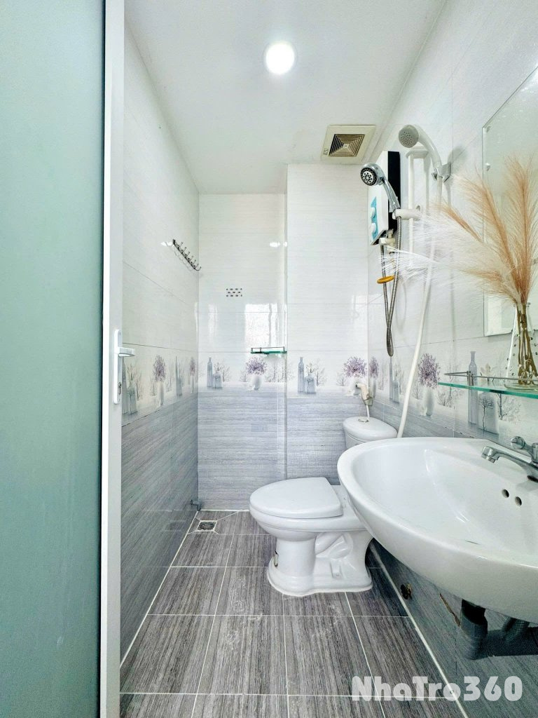 Cho thuê căn hộ ban công, Q1, đường Nguyễn Văn Cừ, gần Công Viên 23/9, cầu Nguyễn Văn Cừ, ĐH Sài Gòn