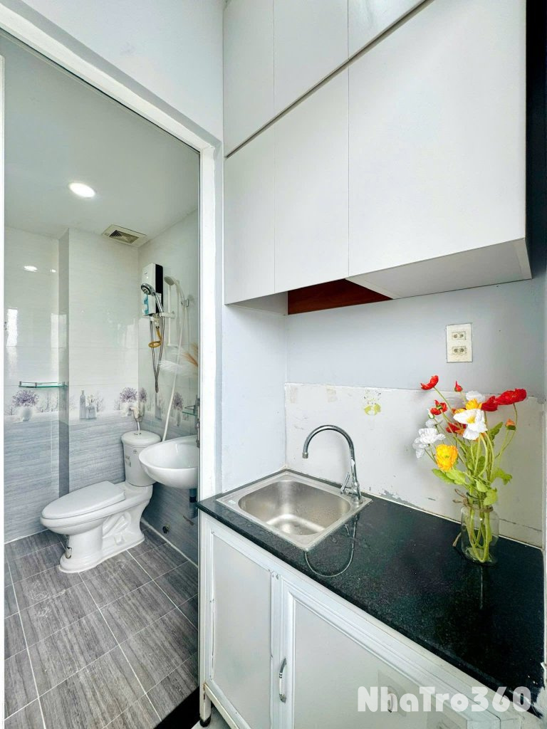 Cho thuê căn hộ ban công, Q1, đường Nguyễn Văn Cừ, gần Công Viên 23/9, cầu Nguyễn Văn Cừ, ĐH Sài Gòn