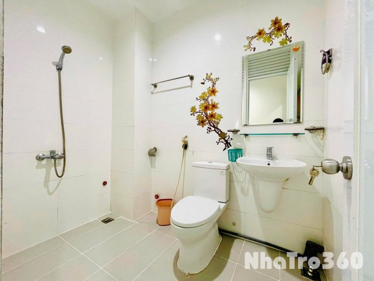 Cho thuê studio ban công cách công viên Lê Văn Tám chỉ 100m, gần chợ Tân Định, nhà thờ Tân Định,...