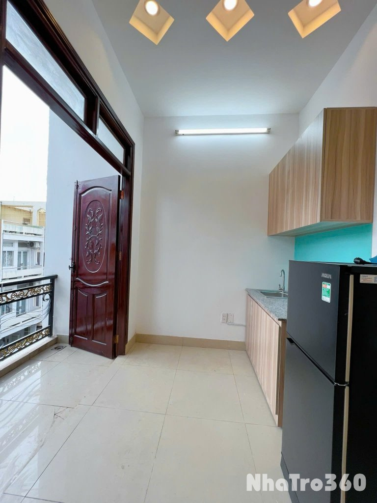 Cho thuê Studio ban công ngay cầu vượt 3/2, gần Vạn Hạnh Mall, Đh UEH, Đh Huflit, Siêu thị Sài gòn,...   