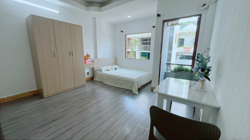Cho thuê căn hộ ban công, Q4, Đường Khánh Hội, gần ĐH Nguyễn Tất Thành, ĐH Luật, Chợ Xóm Chiếu