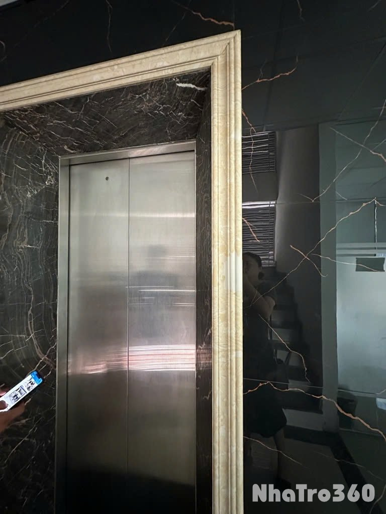 Cho thuê nhà mới, căn góc, thang máy, 121m2_ 5T; vỉa hè, Thái Hà-49 Tr