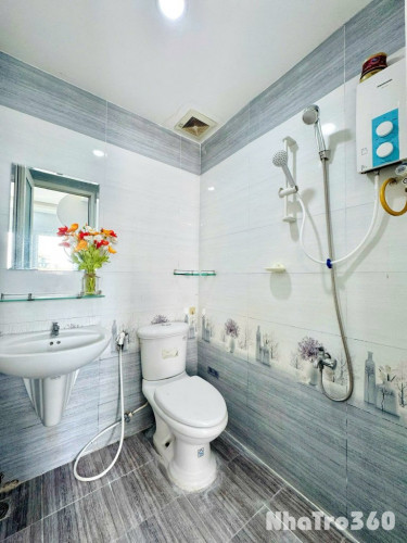 Cho thuê căn hộ ban công, Q1, đường Nguyễn Văn Cừ, gần Công Viên 23/9, cầu Nguyễn Văn Cừ, ĐH Sài Gòn