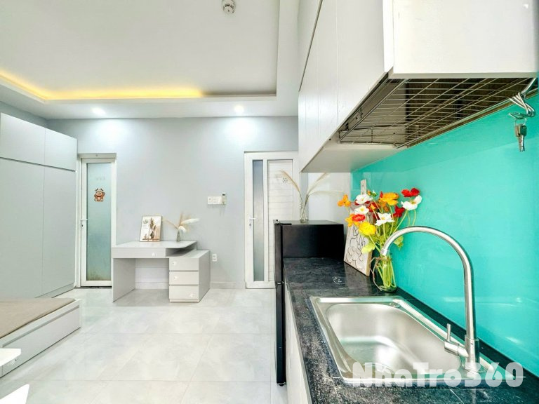 Cho thuê căn hộ ban công, Q1, đường Nguyễn Văn Cừ, gần Công Viên 23/9, cầu Nguyễn Văn Cừ, ĐH Sài Gòn