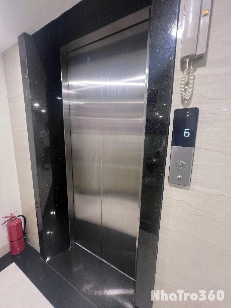 Cho thuê nhà mới, lô góc, Hoàng Cầu, thang máy; vỉa hè 120m2* 4T- 48 Tr