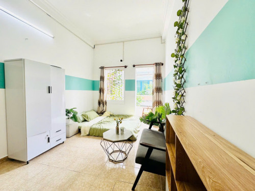 Cho thuê căn hộ ban công, Q4, Đường Đoàn Văn Bơ, gần ĐH Nguyễn Tất Thành, ĐH Luật, Chợ Xóm Chiếu