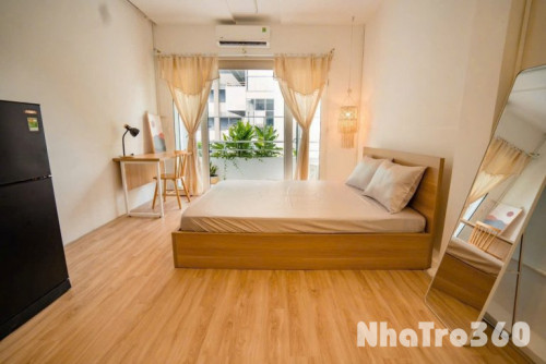 Phòng ban công 30m2 quận 1 công viên Lê văn Tám
