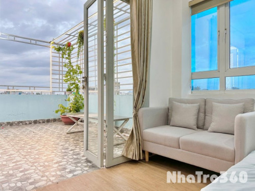 Cho thuê phòng ban công rộng 50m², gần Vạn Hạnh Mall, siêu thị Go, Đh Bách Khoa, Đh Huflit,...