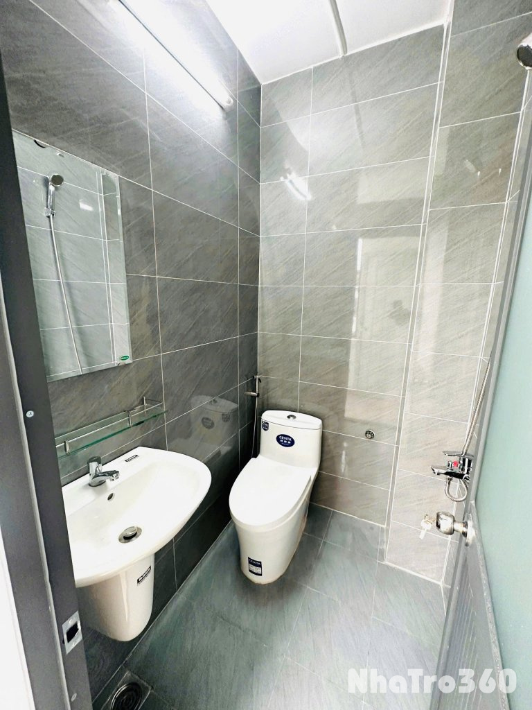 Cho thuê căn hộ 2PN Ban công Cửa sổ thoáng Q1 gần Nowzone, công an Thành Phố, chợ Bến Thành