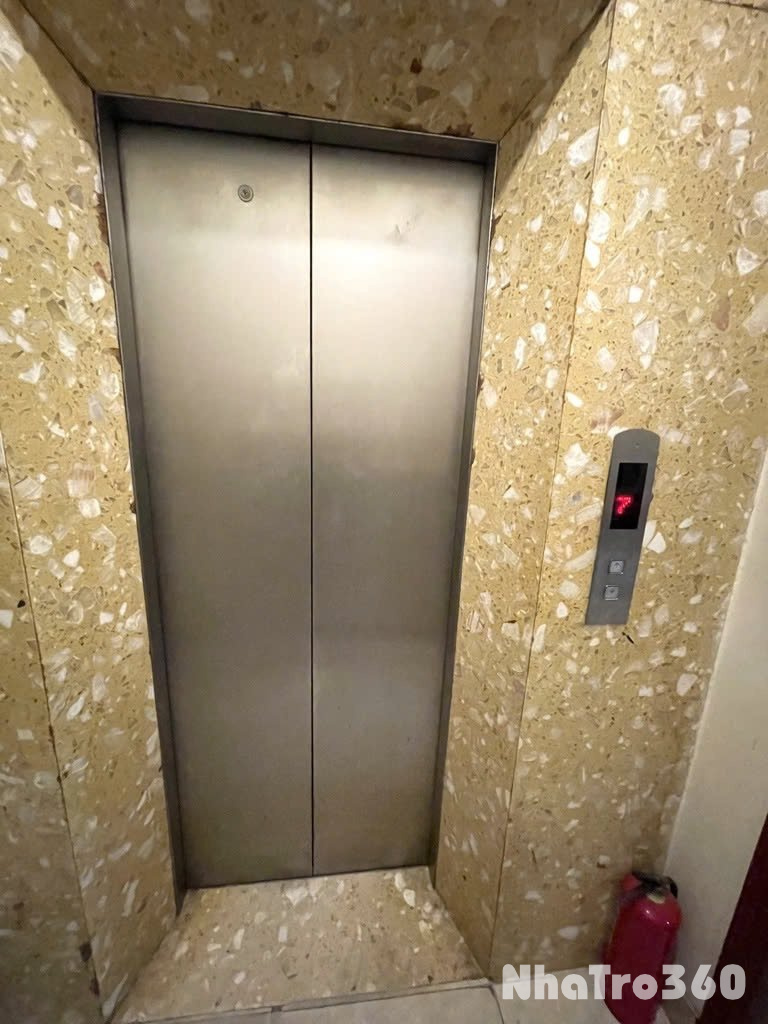 Cho thuê nhà hai cửa đi, Đào Tấn, thang máy; vỉa hè 120m2* 4T- 48 Tr