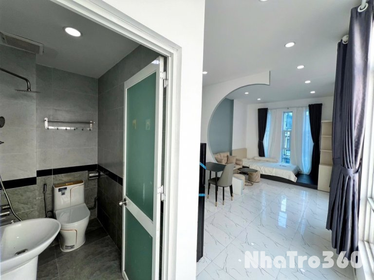 Phòng ban công 35m2 quận 10 cách mạng tháng 8