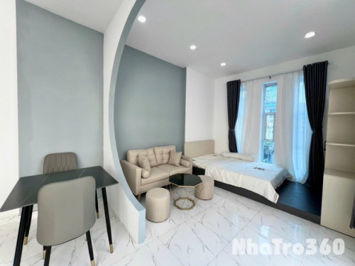 Phòng ban công 35m2 quận 10 cách mạng tháng 8