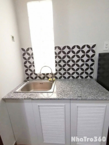 Cho thuê phòng ban công thoáng mát Tôn Đản Q4