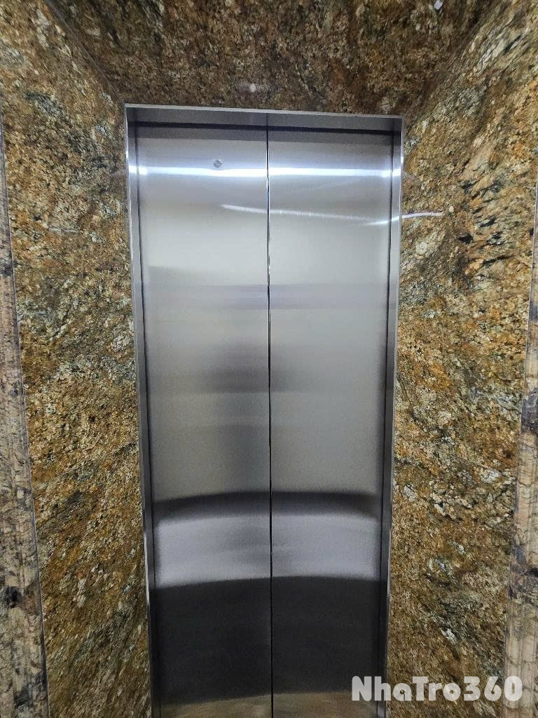 Tôi cho thuê nhà hai cửa đi, mới, Hoàng Cầu, 100m2x 4T vỉa hè 30 Tr