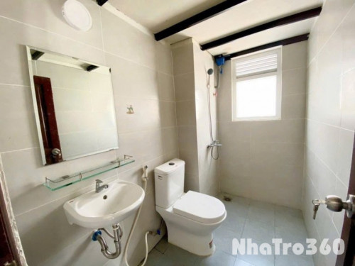 Cho thuê phòng ban công thoáng mát Tôn Đản Q4