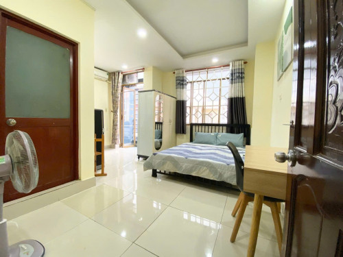 Cho thuê căn hộ ban công, Q10, đường Trần Thiện Chanh, gần ĐH Kinh Tế, Công Trường Dân Chủ, Toà Nhà Viettel