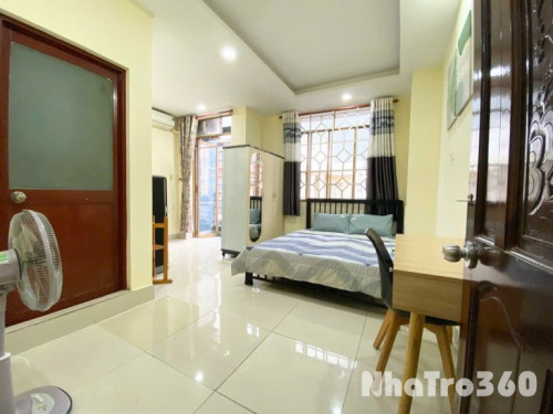 Cho thuê căn hộ ban công, Q10, đường Trần Thiện Chanh, gần ĐH Kinh Tế, Công Trường Dân Chủ, Toà Nhà Viettel