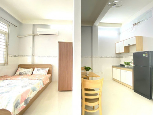 Studio ban công tách bếp Q1 - gần công viên Lê Văn Tám, chợ Tân Định, vòng xoay Điện Biên Phủ,...