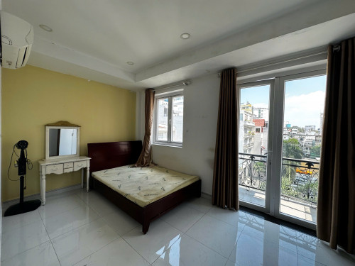Cho thuê căn hộ ban công, Q1, Đường Nguyễn Trãi, gần Cầu Nguyễn Văn Cừ, Công Viên 23/9, ĐH Sài Gòn