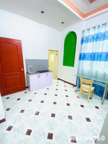 Phòng rộng, ban cong , tách bếp