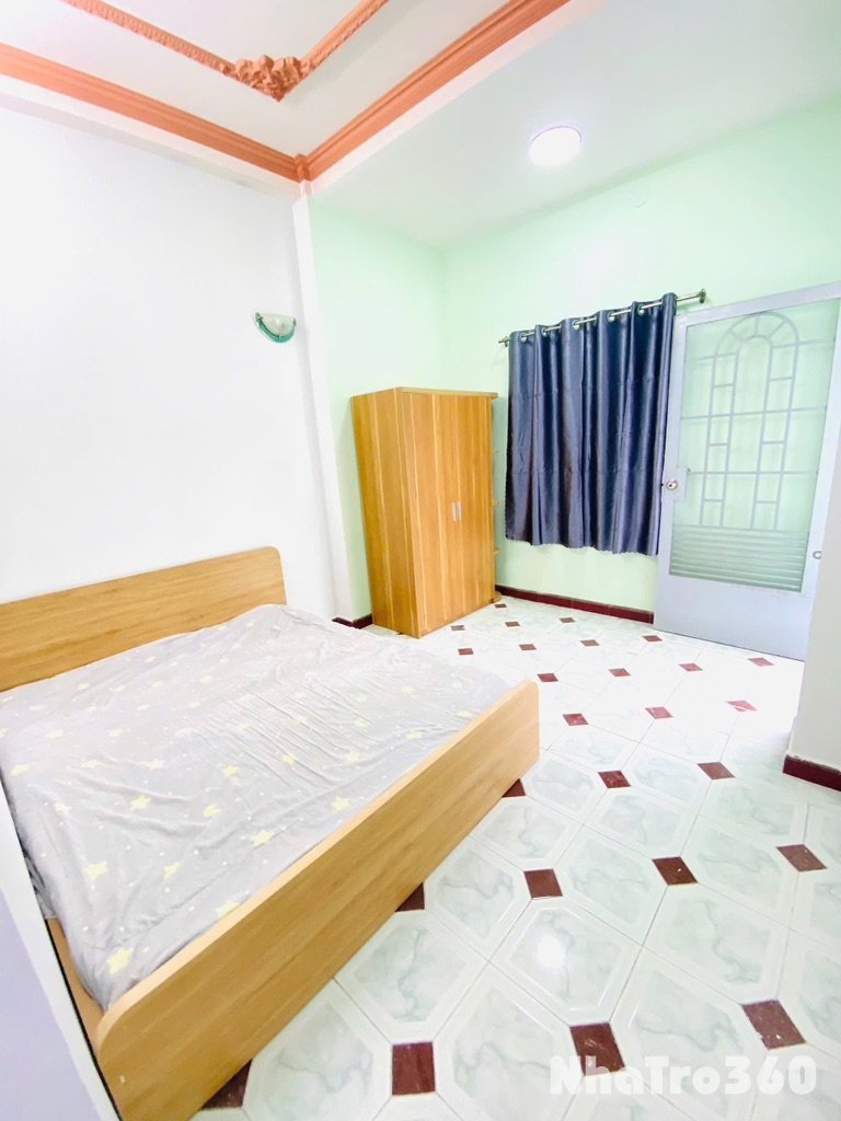 Phòng rộng, ban cong , tách bếp