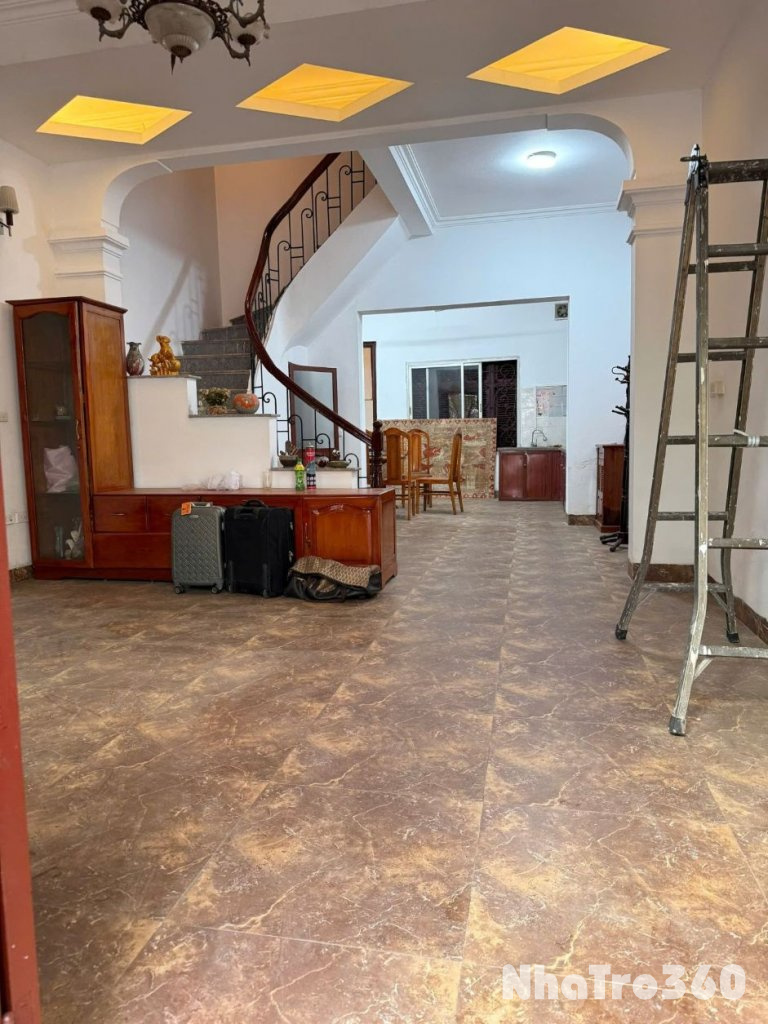 31.10.25 Cho thuê nhà nguyên căn ở Trần Duy Hưng, 80m2 x 5 tầng, có sân cổng riêng để xe thoải mái giá 15 triệu/tháng