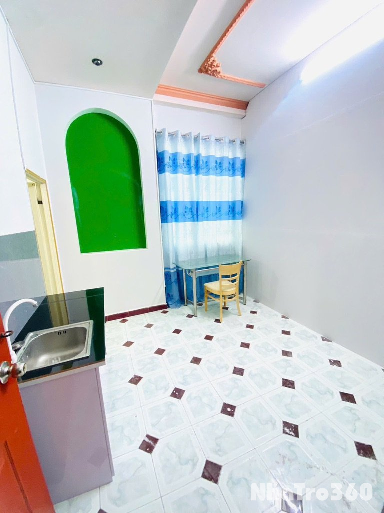 Phòng rộng, ban cong , tách bếp