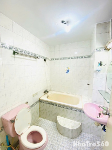 Phòng rộng, ban cong , tách bếp