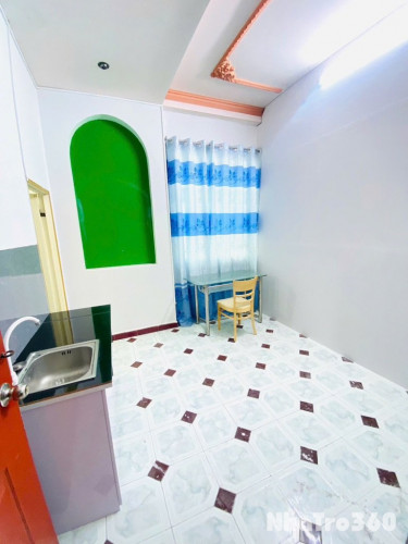 Phòng rộng, ban cong , tách bếp